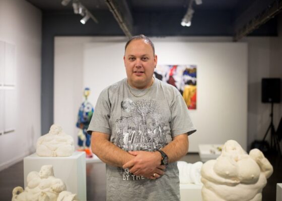Artist Chris Mason in the Arts Project Australia gallery